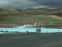 himmelblauer See mitten in der Landschaft...