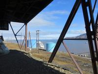 Auf Spitzbergen – alte Steinkohlegrube – Blick auf den Fjord