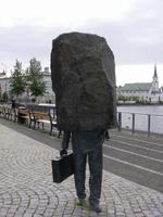 Geschäftsmann vor dem Rathaus