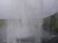 hinter dem Wasserfall Seljalandsfoss