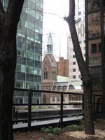 Kirche zwischen Hochhäusern