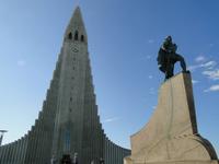 Hallgrimskirkja mit Statue von Leif Eriksson in Reykjavik
