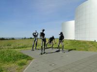 Die Skulpturen vor dem Perlan ohne Reisegäste. :)