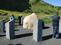 Am Denkmal der deutschen Seefahrer in Vik
