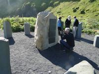 Am Denkmal der deutschen Seefahrer in Vik