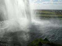 Hinter dem Seljalandsfoss
