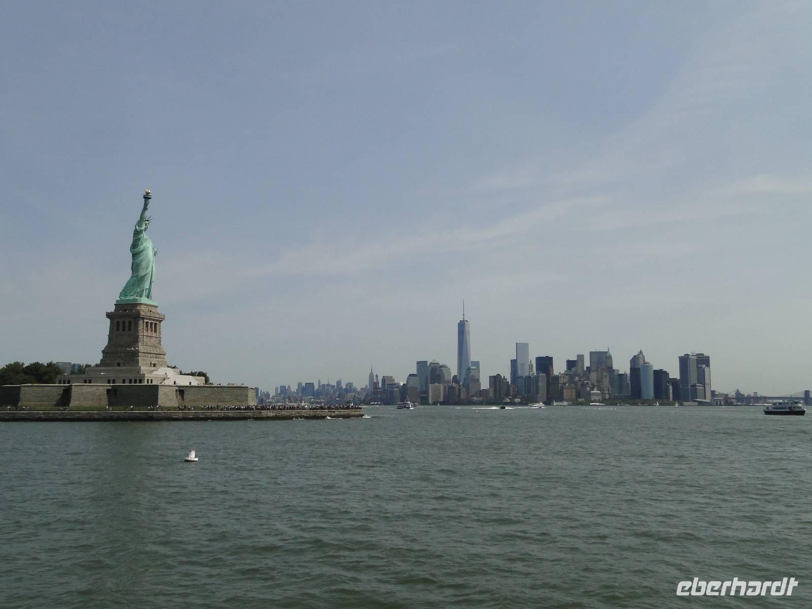 Statue of Liberty vor der Skyline von Manhattan