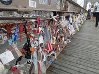 Liebesschlösser und Liebesbänder an der Brooklyn Bridge