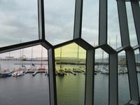 Blick auf den Hafen durch die Fenster der 