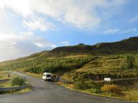 Unser Reisebus unter strahlend blauem Himmel auf dem Weg zum Goldenen Kreis