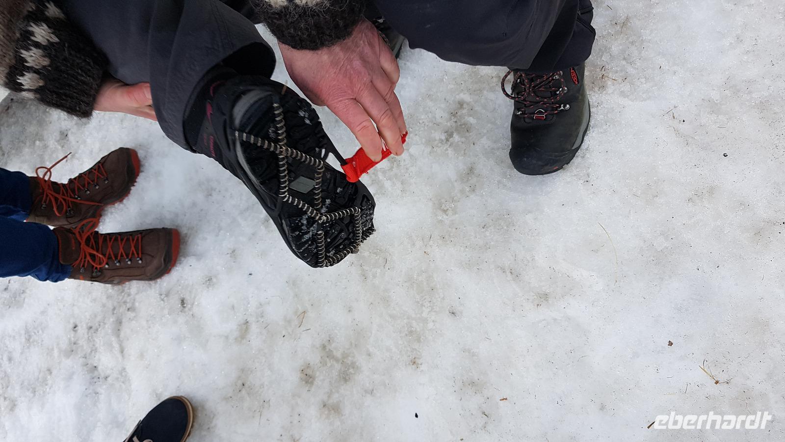 Island, Spiralenfür unsere Schuhe als Gehhilfen in Eis und Schnee