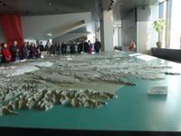 Inselrelief im Foyer des Rathauses