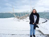 Reisebegleiterin Sylvia vor dem Wikinger-Boot in Reykjavik