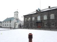 Parlamentsgebäude und Kirche in Reykjavik