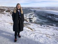 Reisebegleiterin Annika am Gullfoss