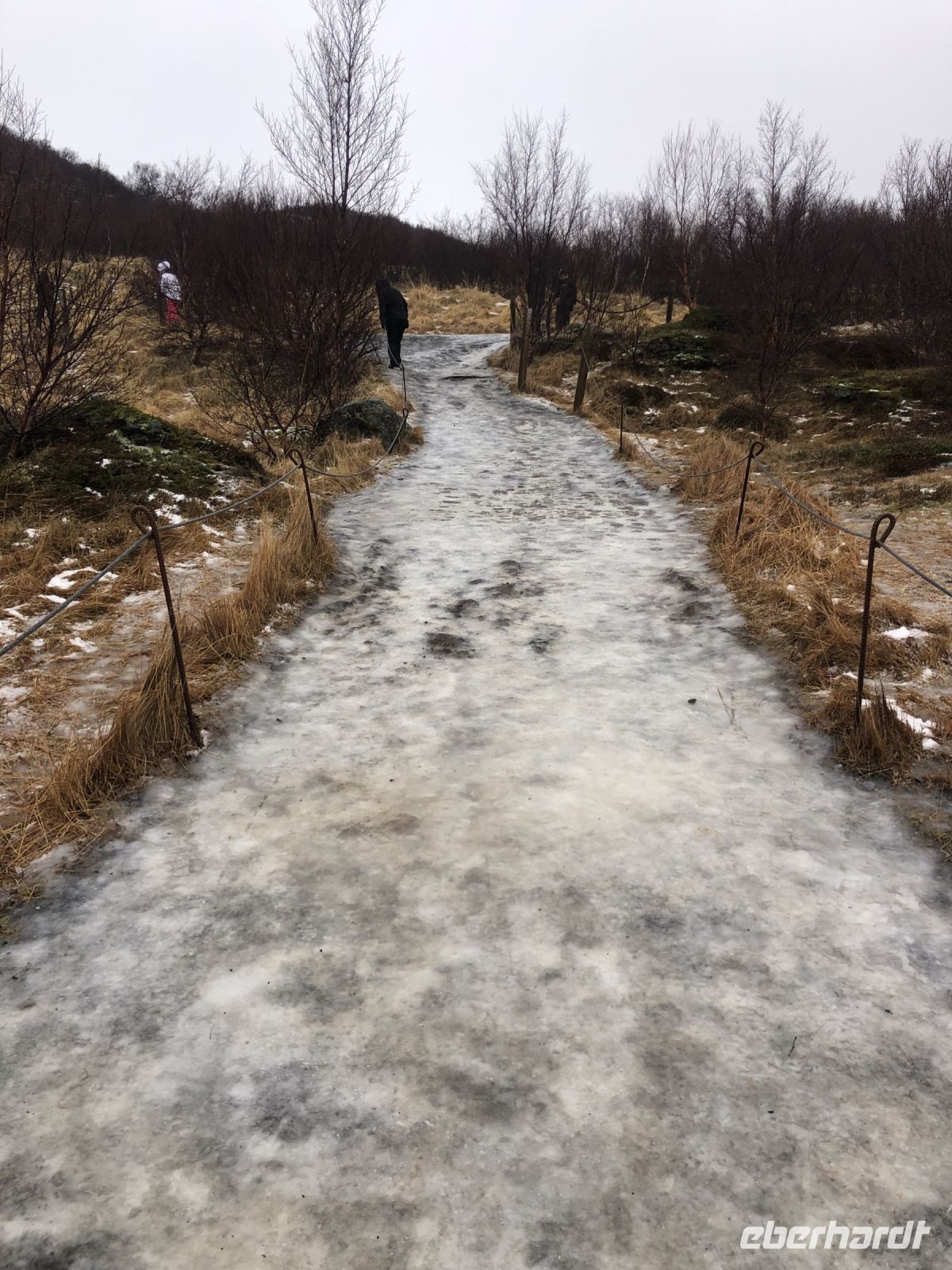 Vereister Weg bei den Hraun Wasserfällen