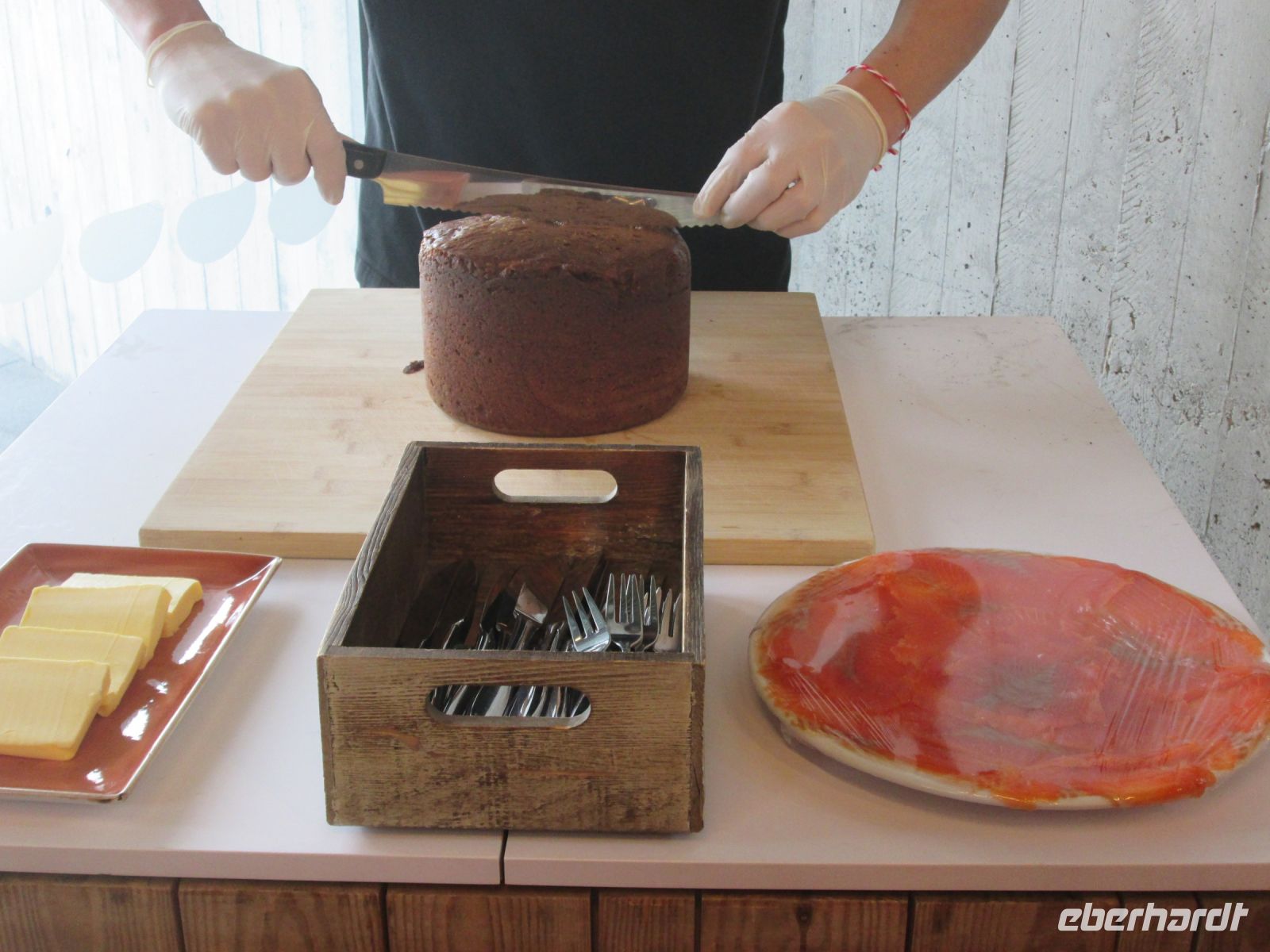 Kostprobe: warmes Brot, Butter und Saibling