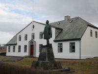 Reykjavik: Regierungsgebäude und Statue des 1. Premierministers Hannes Hafstein