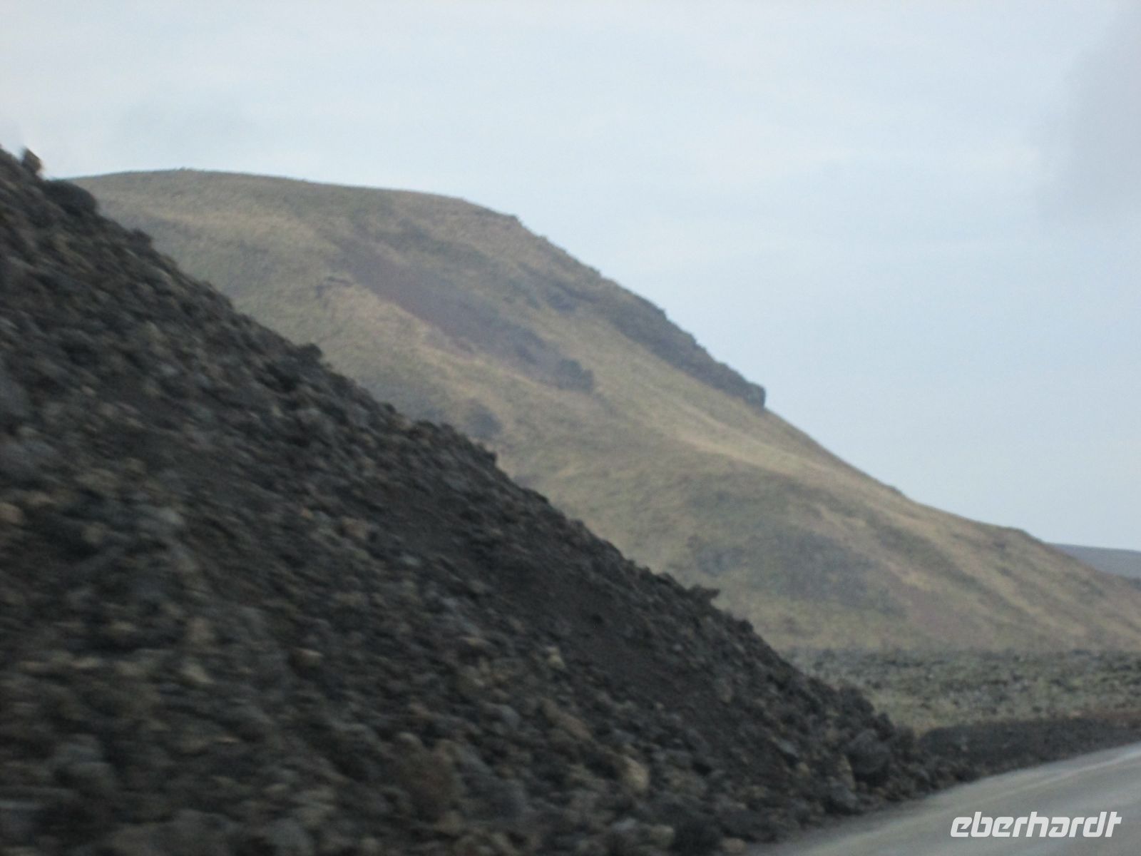 Grindavik: aufgeschütteter Schutzwall zum Geothermalkraftwerk