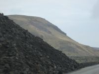 Grindavik: aufgeschütteter Schutzwall zum Geothermalkraftwerk