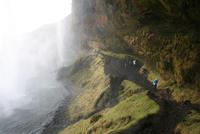 Spaziergang hinter dem Wasserfall