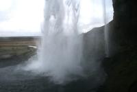 Spaziergang hinter dem Wasserfall