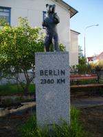 Wie weit ist es nach Berlin? Der Bär sagt es uns: 2.380 km