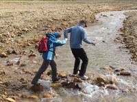 Flussüberquerung mit trockenen Füßen