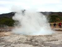 Sein kleiner Bruder Strokkur ist hingegen sehr aktiv