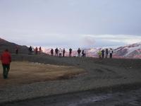 Eberhardt-Reisegruppe in der nähe des Vulkanes