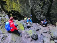 Am verstecken Wasserfall Stakkholtsgja in Thorsmörk