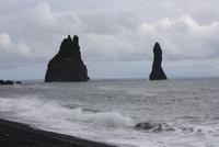 An der Küste bei Vik - Reynisdrangar (versteinerte Trolle)