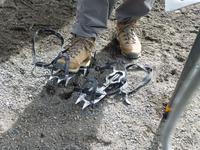 Anlegen der Steigeisen für die Gletscherwanderung