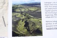 Infotafel mit Bild von der Kraterreihe Laki