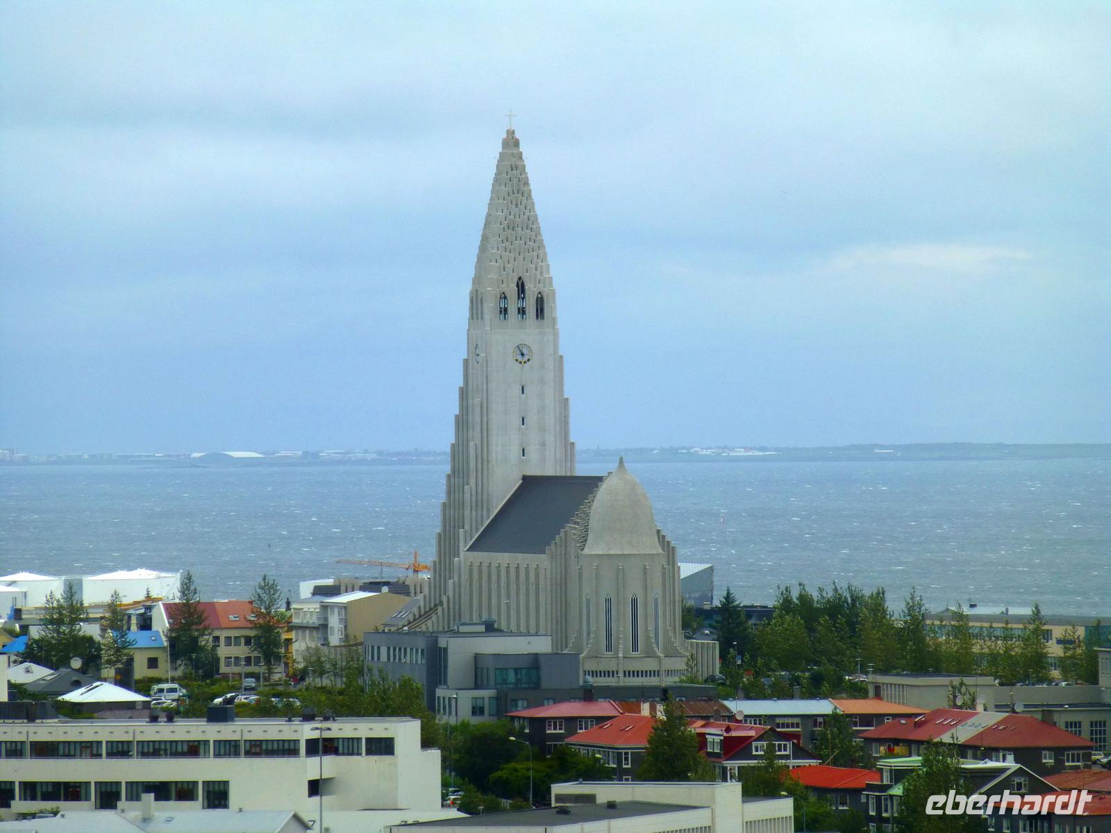 Blick vom Perlan auf die Hallgrimskirche in Reykjavik