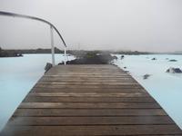 Man kann die blaue Lagune auch auf verschiedenen Pfaden durchqueren.