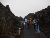 Nach dem Bad machten wir uns auf einem Weg durch das Lavafeld wieder auf zu unserem Bus, der uns zum Hotel brachte.