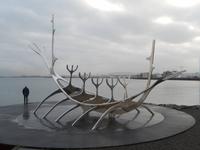 Die Sonnenfahrt stellt ein Wikingerschiff dar, das nach Norden in den Sonnenuntegang fährt.