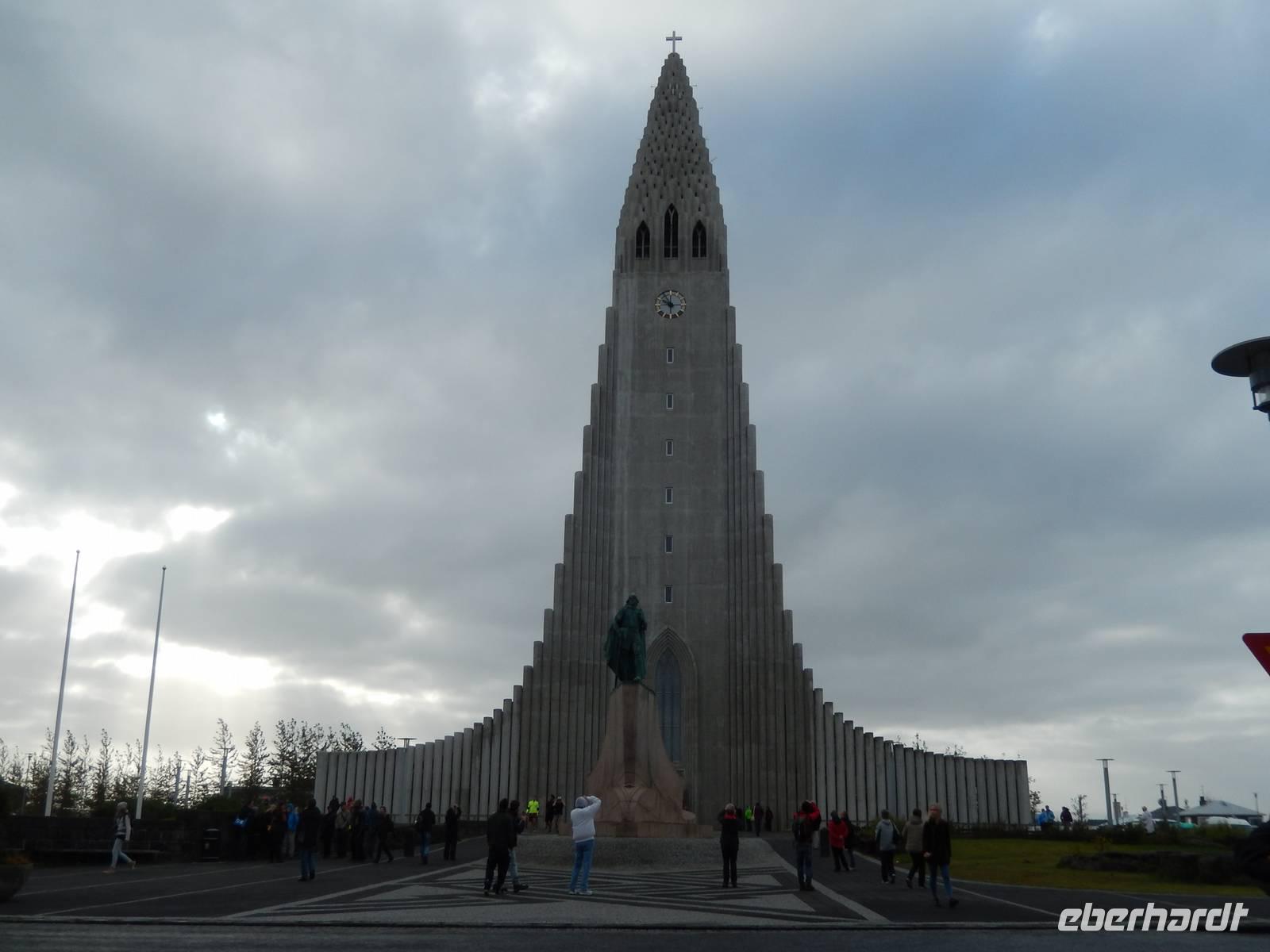 Wir hielten natürlich auch an der Hallgrimskirche, der größten Kirche Islands.
