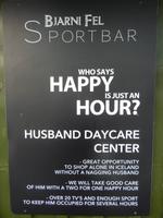 Sitzenmäßige Werbung für eine Sportbar in Reykjavik.