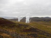 Hinter dem Hügel liegt das Kraftwerk von Nesjavellir, auf isländisch Nesjavallavirkjun.