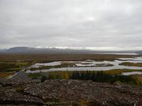 Zwischen beiden Platten befindet sich ein ca. 7km breiter Landstreifen, der auf keiner der beiden Platten liegt.