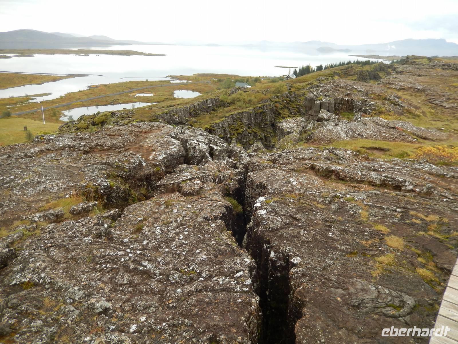 An zahlreichen Rissen und Erdspalten kann man die Grenze zwischen den Platten außerordentlich gut erkennen.