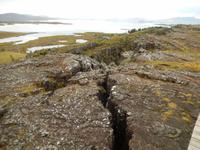 An zahlreichen Rissen und Erdspalten kann man die Grenze zwischen den Platten außerordentlich gut erkennen.