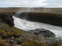 Im Vergleich zum gewaltigen Gullfoss wirkten die Menschen davor wie kleine Spielzeugfiguren.