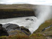Der Fluss Hvita fließt nach dem Gullfoss in einer tiefen Spalte weiter.