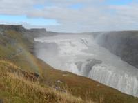Bei Sonne kann man oft einen Regenbogen über dem Gulfoss sehen.