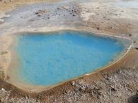 Im kleineren Becken der Quelle Blesi kühlt das Wasser ab, wodurch die enthaltenen Mineralien eine Struktur annehmen, die blaues Licht reflektiert.