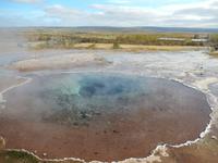 Blesi besteht aus zwei kleinen Becken, das Wasser fließt aus dem großen Becken in das kleinere Becken.