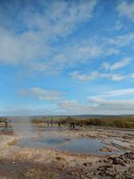 Wie viele andere ließen wir es uns nicht nehmen, auf den Ausbruch des Strokkur zu warten.